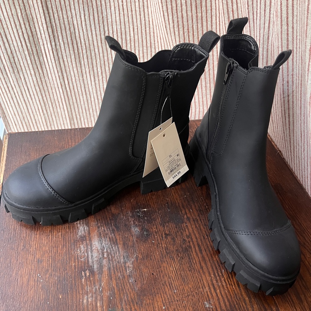 NWT Black Women's Chelsea Boots, size 7.5, never worn